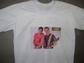 Camiseta branca com foto.