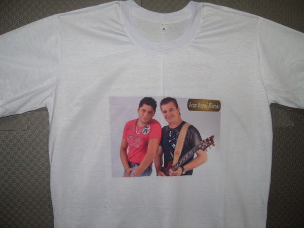 Camiseta branca com foto.