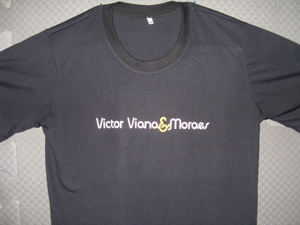 Camiseta com o nome da dupla frente e verso.